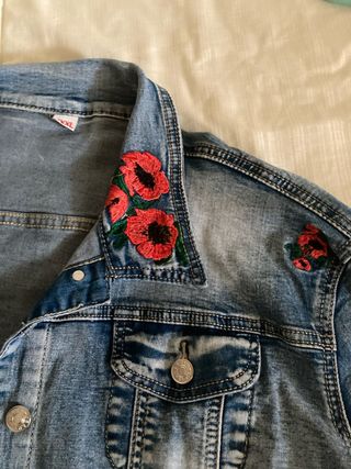 Cazadora tejana bordada flores pone l