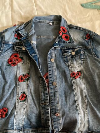 Cazadora tejana bordada flores pone l
