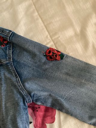 Cazadora tejana bordada flores pone l