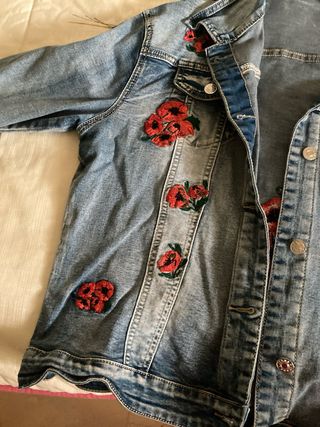 Cazadora tejana bordada flores pone l