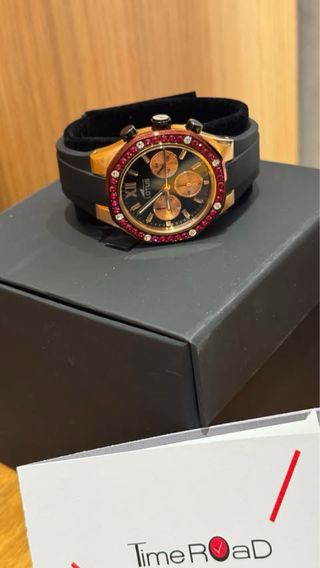 Lotus Cronógrafo con Diamantes Rojos y Dorado
