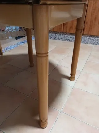 Mesa redonda de madera