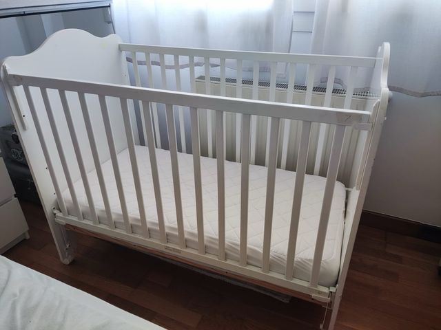 Cuna bebé 2 alturas con colchón desmontada