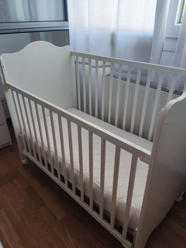 Cuna bebé 2 alturas con colchón desmontada