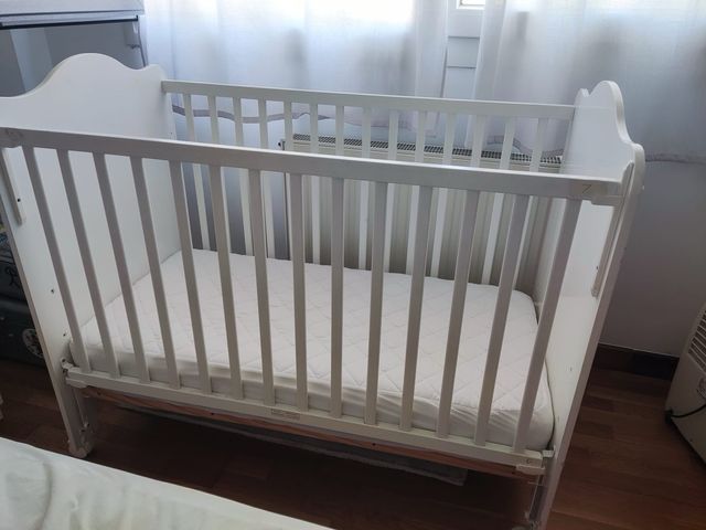 Cuna bebé 2 alturas con colchón desmontada