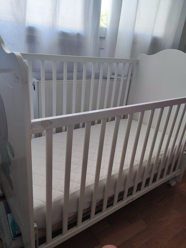 Cuna bebé 2 alturas con colchón desmontada