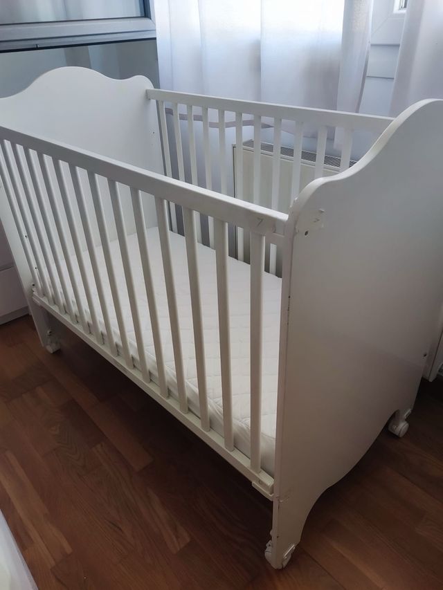 Cuna bebé 2 alturas con colchón desmontada