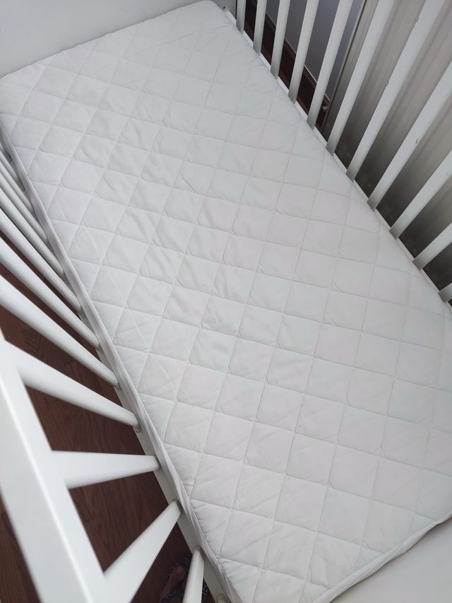 Cuna bebé 2 alturas con colchón desmontada