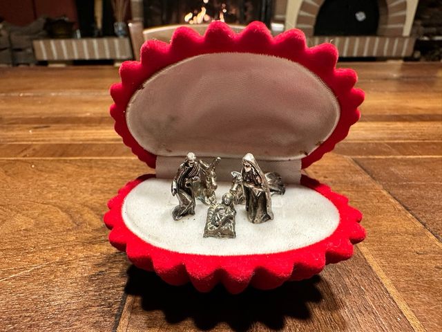 Mini presepe in cofanetto in velluto rosso