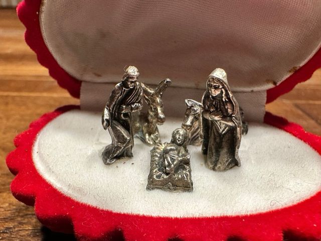 Mini presepe in cofanetto in velluto rosso