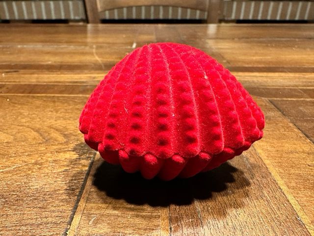 Mini presepe in cofanetto in velluto rosso