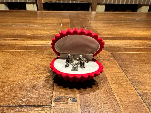 Mini presepe in cofanetto in velluto rosso