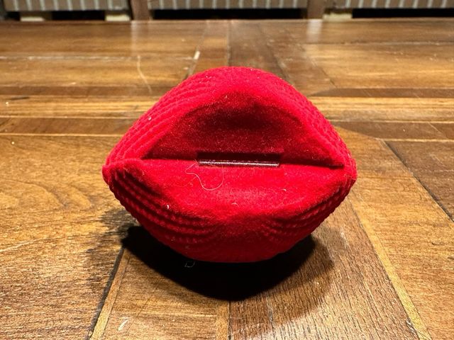 Mini presepe in cofanetto in velluto rosso