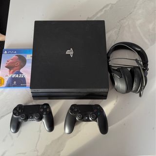 Consola PS4 Pro Negra + FIFA 22 + Auriculares