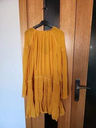 Vestido amarillo de manga larga