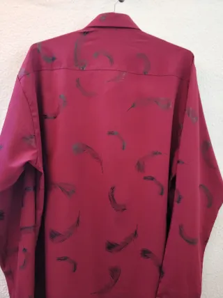 Camisa de mujer con estampado de plumas