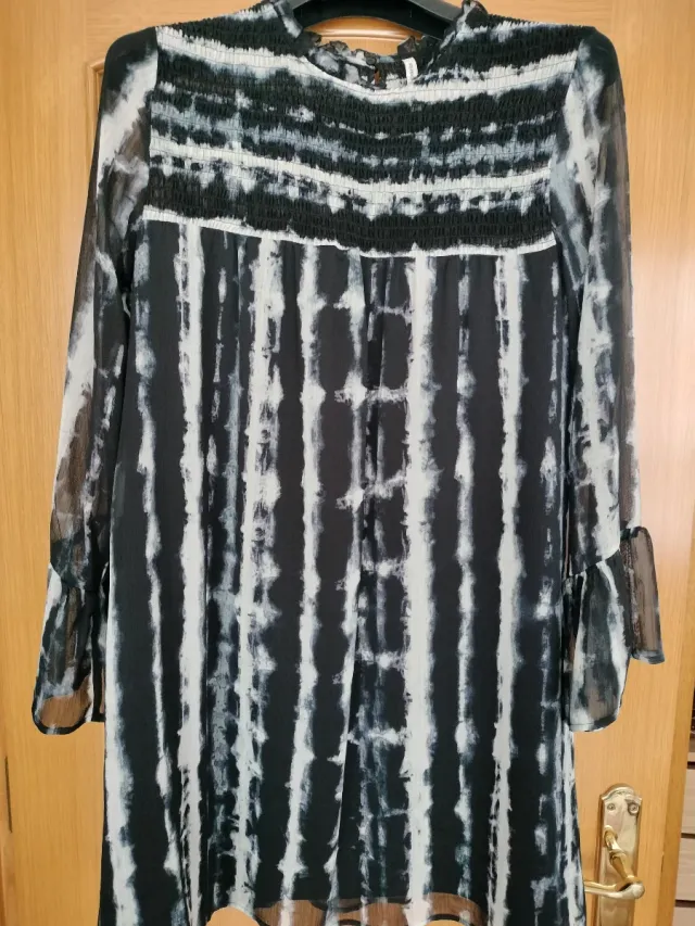 Vestido Stradivarius Tie Dye Negro Blanco