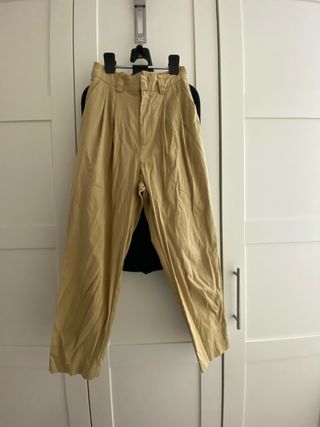Pantalones Stradivarius beige pinzas