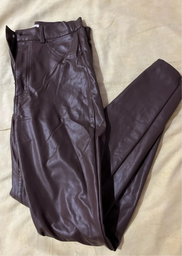 Pantalones efecto piel Pull&Bear talla 38
