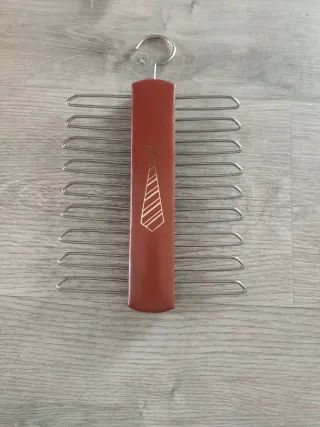 Colgador de corbatas en color marron