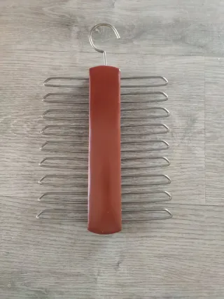 Colgador de corbatas en color marron