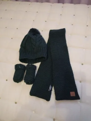 Conjunto gorro, bufanda y manoplas tejido