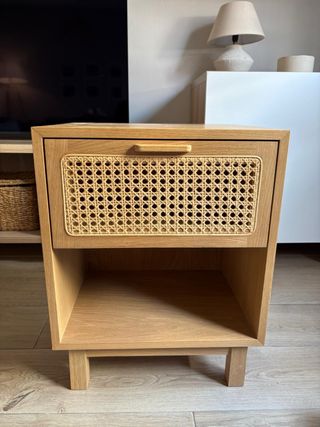 Comodino in legno e rattan
