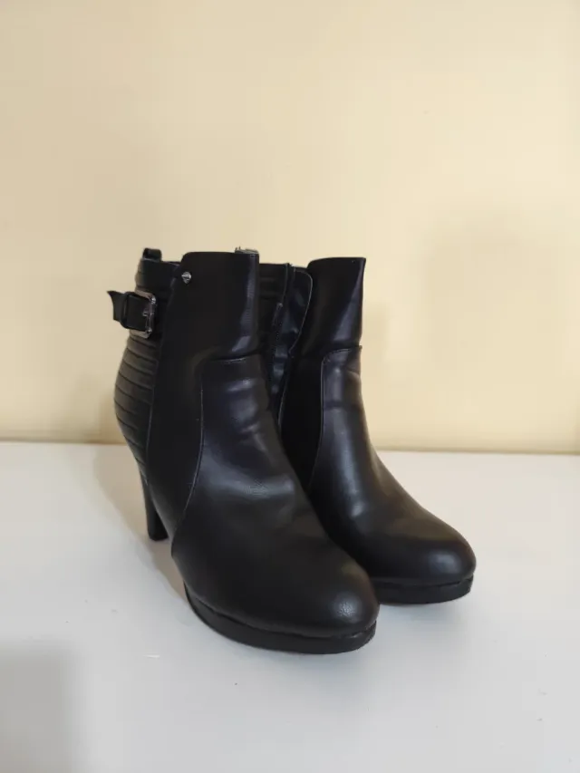 Botín tacón polipiel negro