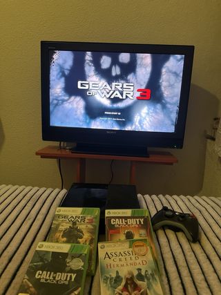 Xbox 360 + 4 Juegos: Gears of War 3, Call of Duty