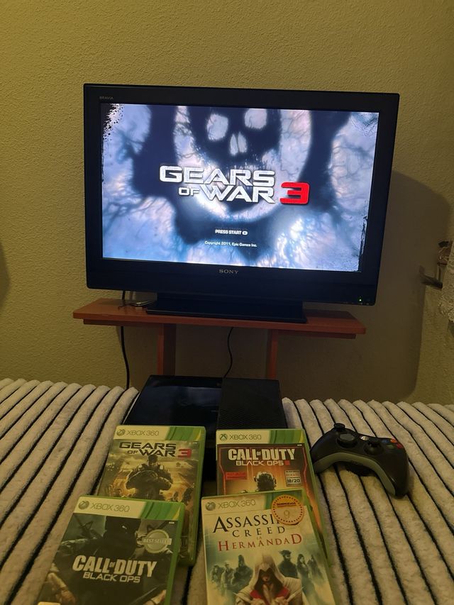 Xbox 360 + 4 Juegos: Gears of War 3, Call of Duty