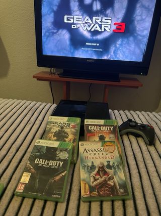 Xbox 360 + 4 Juegos: Gears of War 3, Call of Duty