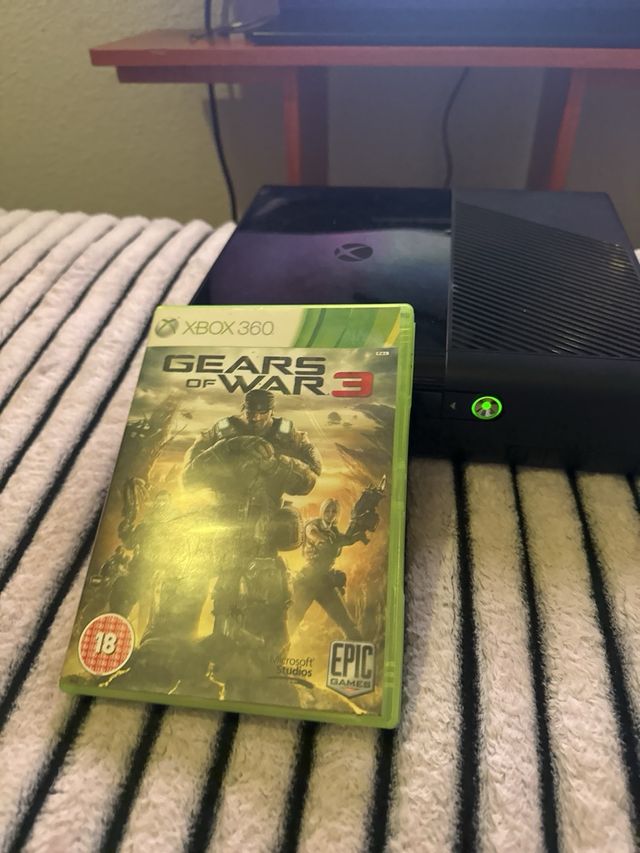 Xbox 360 + 4 Juegos: Gears of War 3, Call of Duty