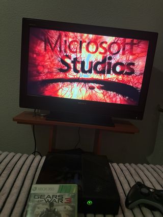 Xbox 360 + 4 Juegos: Gears of War 3, Call of Duty