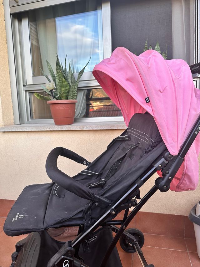 Carrito de bebé rosa y negro