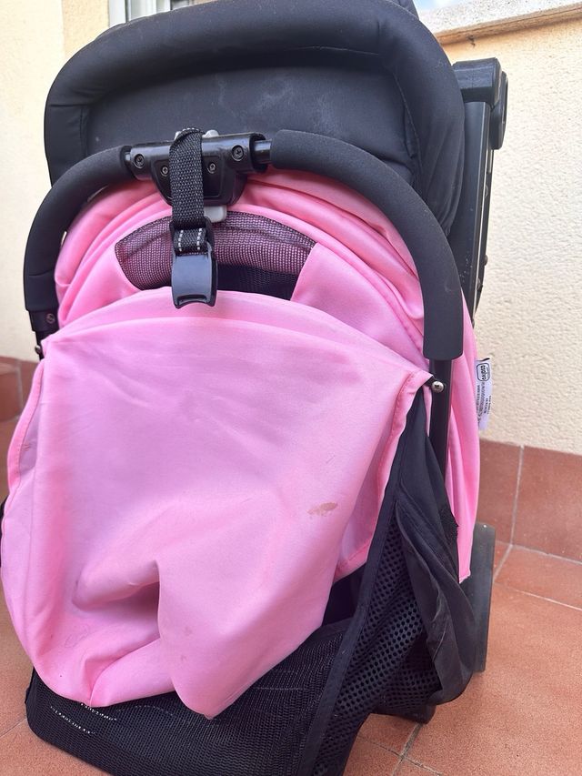 Carrito de bebé rosa y negro