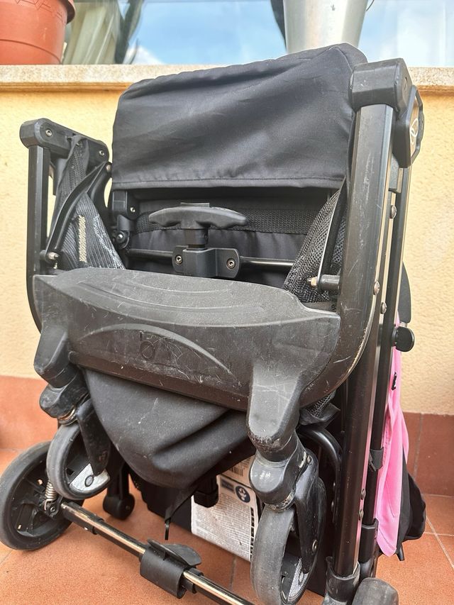 Carrito de bebé rosa y negro