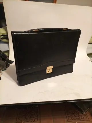 Portafolios de cuero negro sin marca