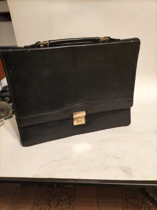 Portafolios de cuero negro sin marca