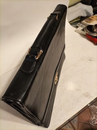 Portafolios de cuero negro sin marca