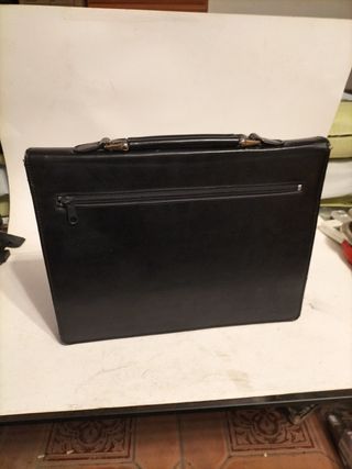 Portafolios de cuero negro sin marca