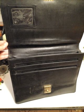 Portafolios de cuero negro sin marca