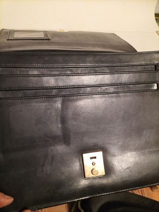Portafolios de cuero negro sin marca