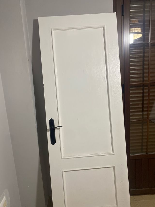 Puerta blanca con manilla negra 2 puertas por 40