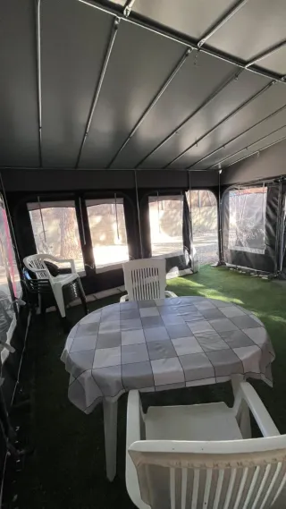 Carpa de camping con cerramiento