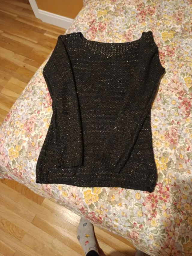 Jersey negro con hilo dorado