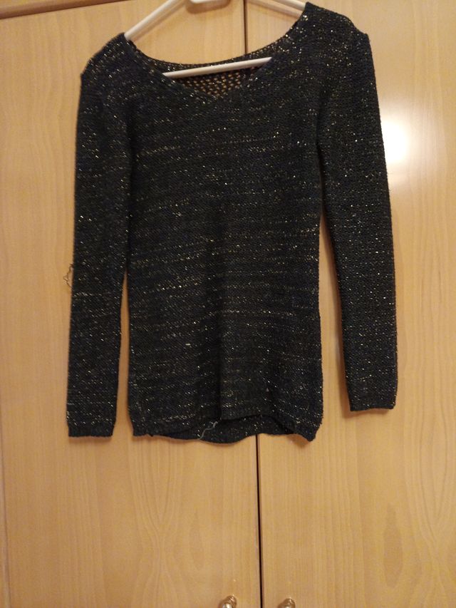 Jersey negro con hilo dorado