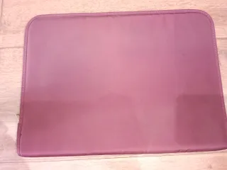 Funda portátil morada efecto piel cocodrilo
