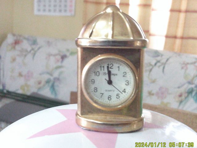 Reloj de mesa miniatura dorado