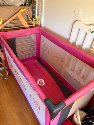 Cuna de viaje rosa sin usar