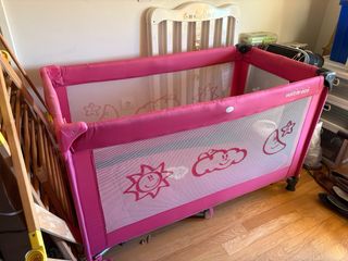 Cuna de viaje rosa sin usar